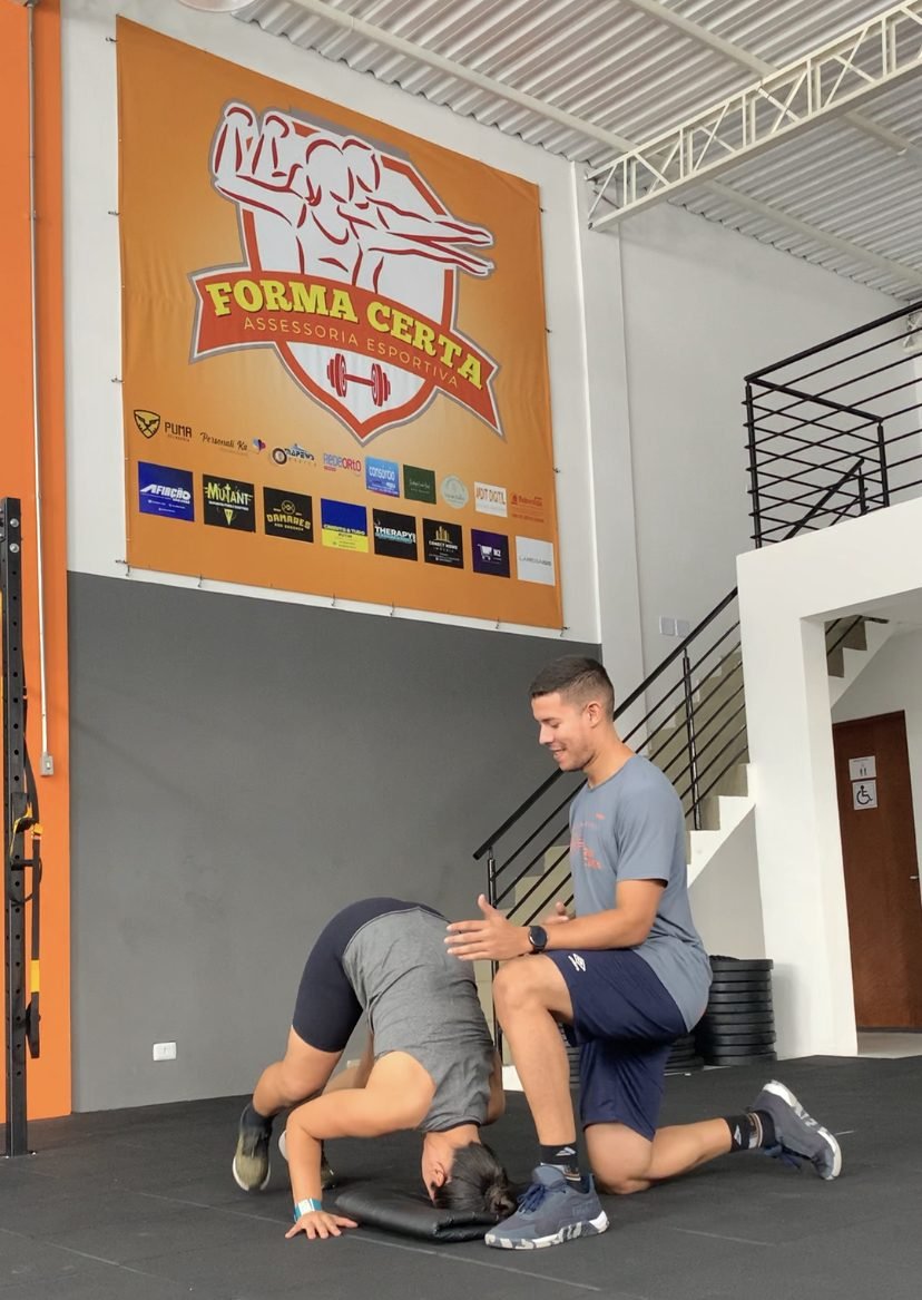Professor acompanhando uma aluna em um teste de mobilidade