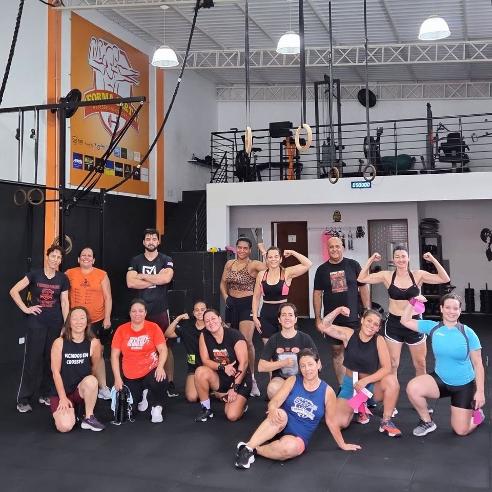 Turma do CT Forma Certa posando no box