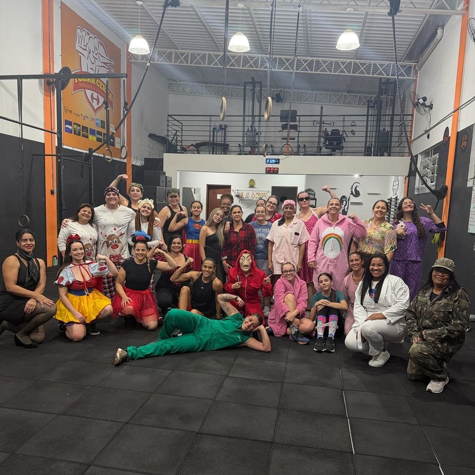 Alunos do CT Forma Certa em uma festa à fantasia no box